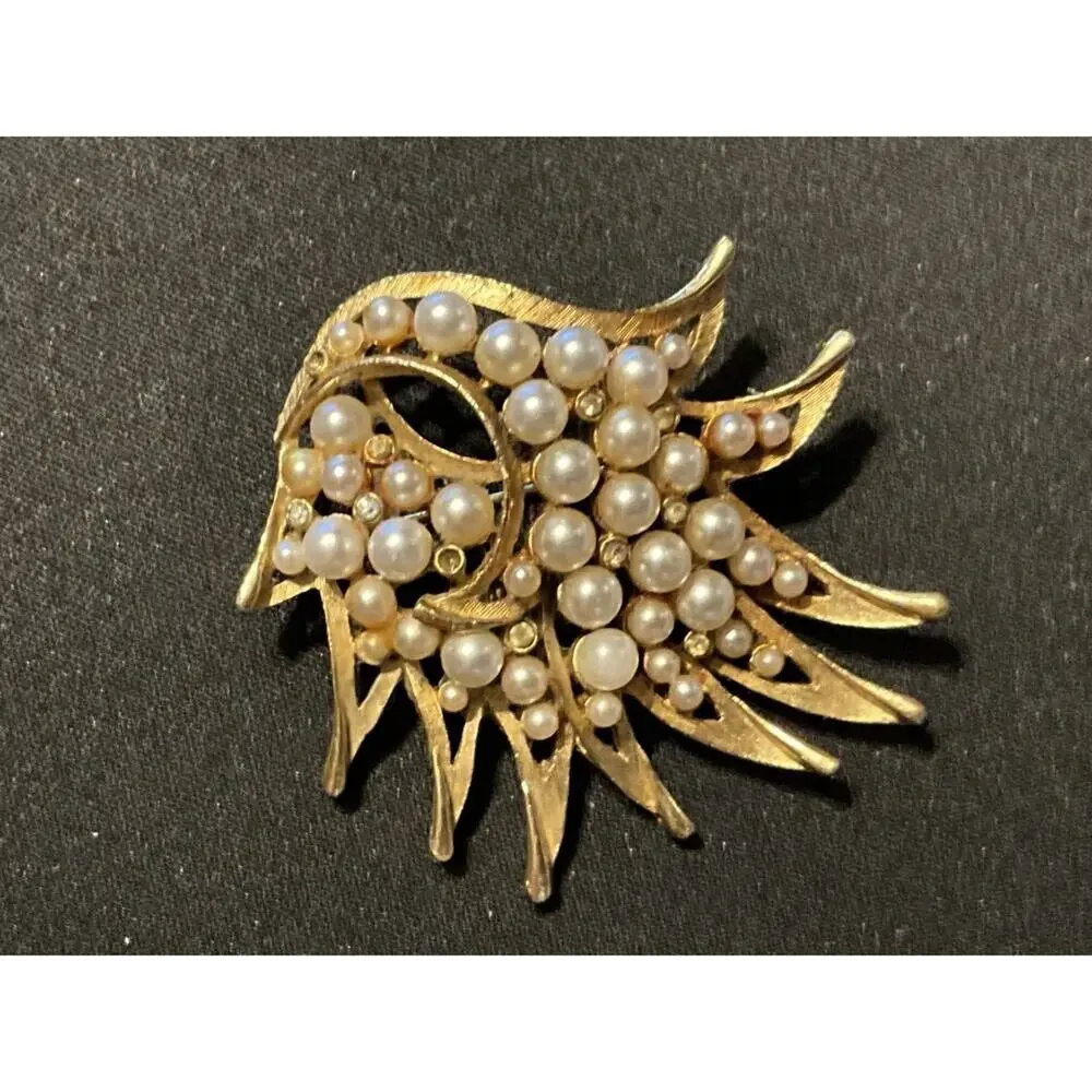 Gold Tone Cluster of Faux Pearls Brooch (missing 1 pearl)